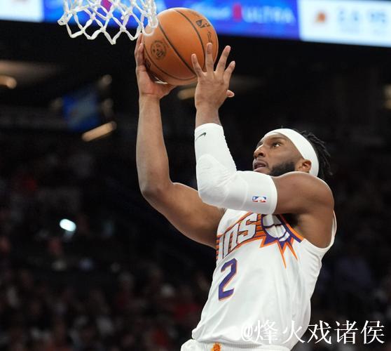 奥科吉底角发起突破，空中折叠闪躲过默里暴扣打成2+1